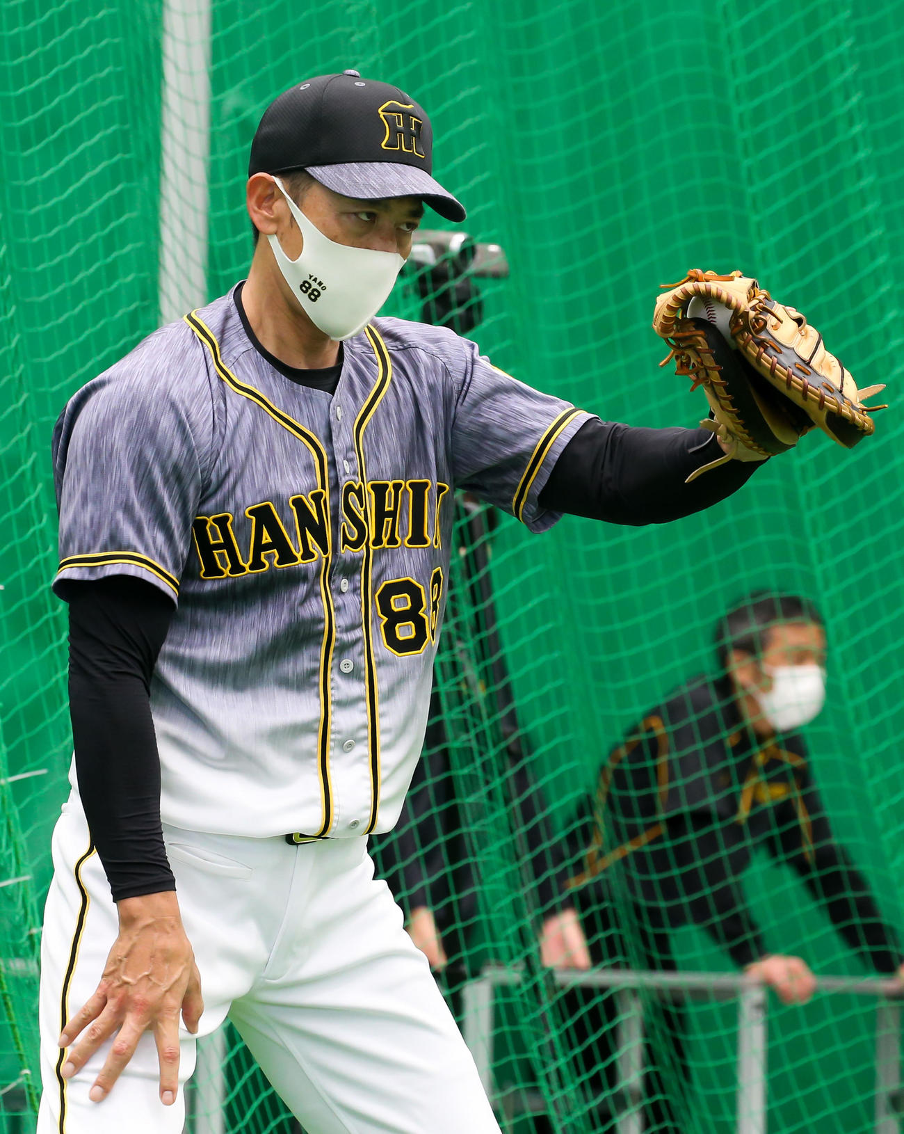 ブルペンで藤浪の投球を受ける矢野監督（撮影・上山淳一）