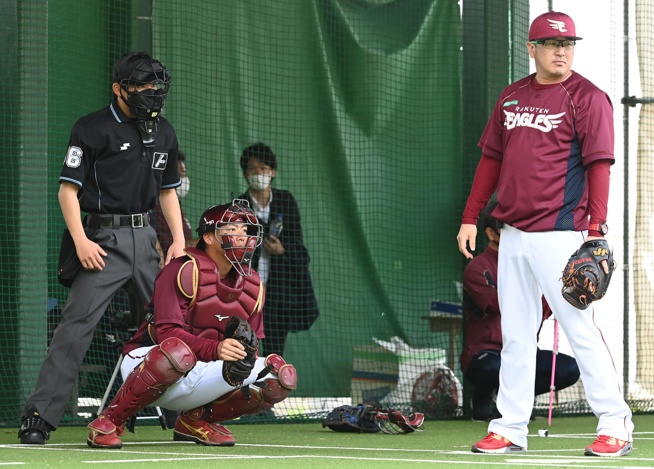 田中将のブルペン投球で捕手を務める田中貴（左から2人目）。打者は小山投手コーチ（撮影・山崎安昭）