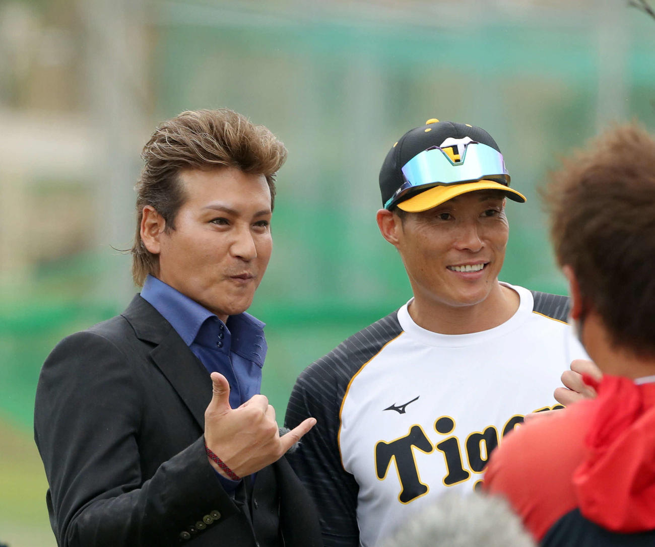 宜野座で対談しポーズを決める新庄氏（左）と阪神糸井（2021年2月12日）