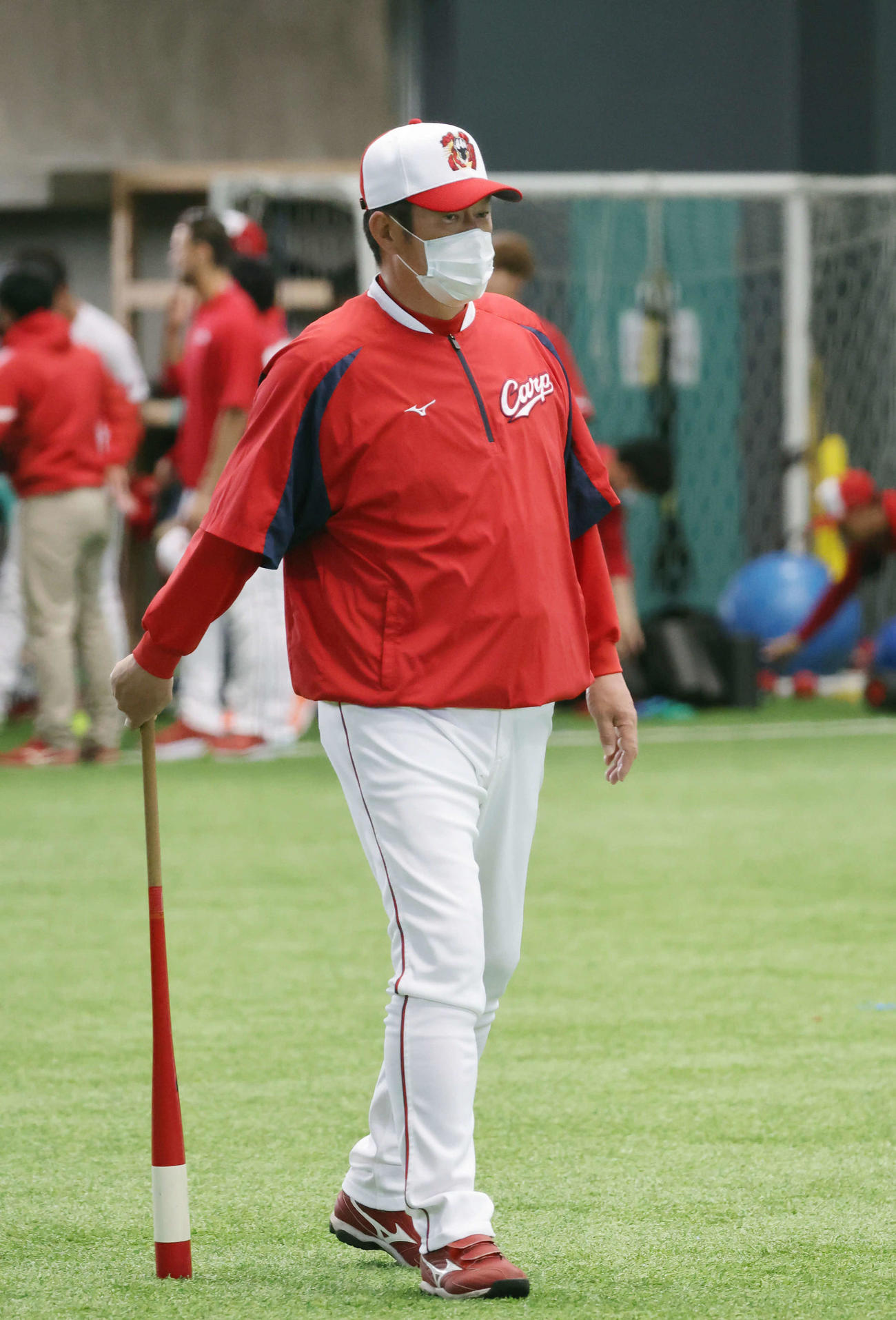 プロ野球広島沖縄キャンプ　練習を見守る佐々岡監督（撮影・加藤孝規）