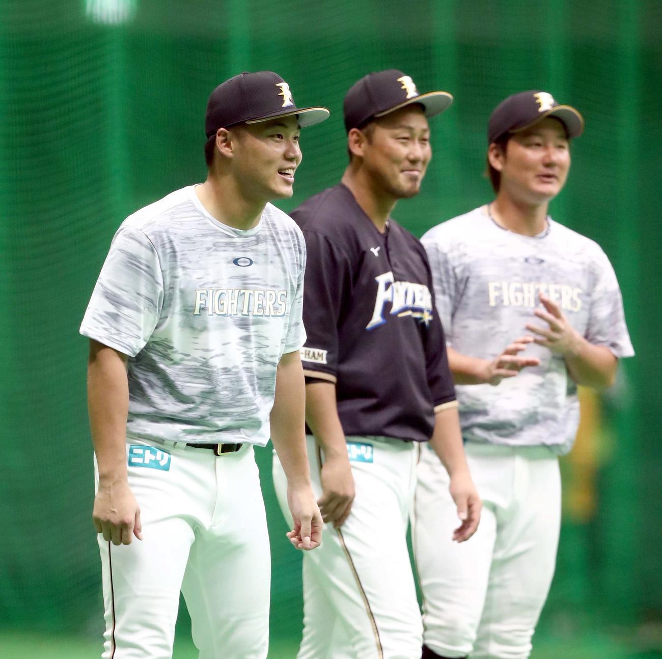 チームに合流し笑顔を見せる王柏融（左）（撮影・黒川智章）　　