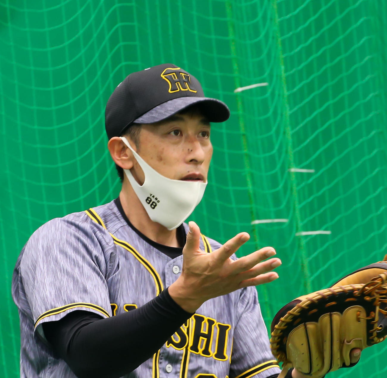 ブルペンで藤浪晋太郎の投球を受ける矢野監督（撮影・上山淳一）