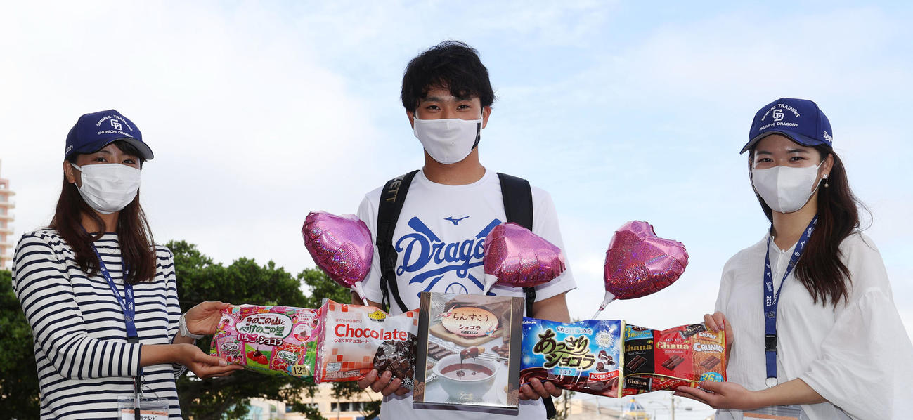 練習終了後に報道陣からチョコを受け取り笑顔の三好（中央）