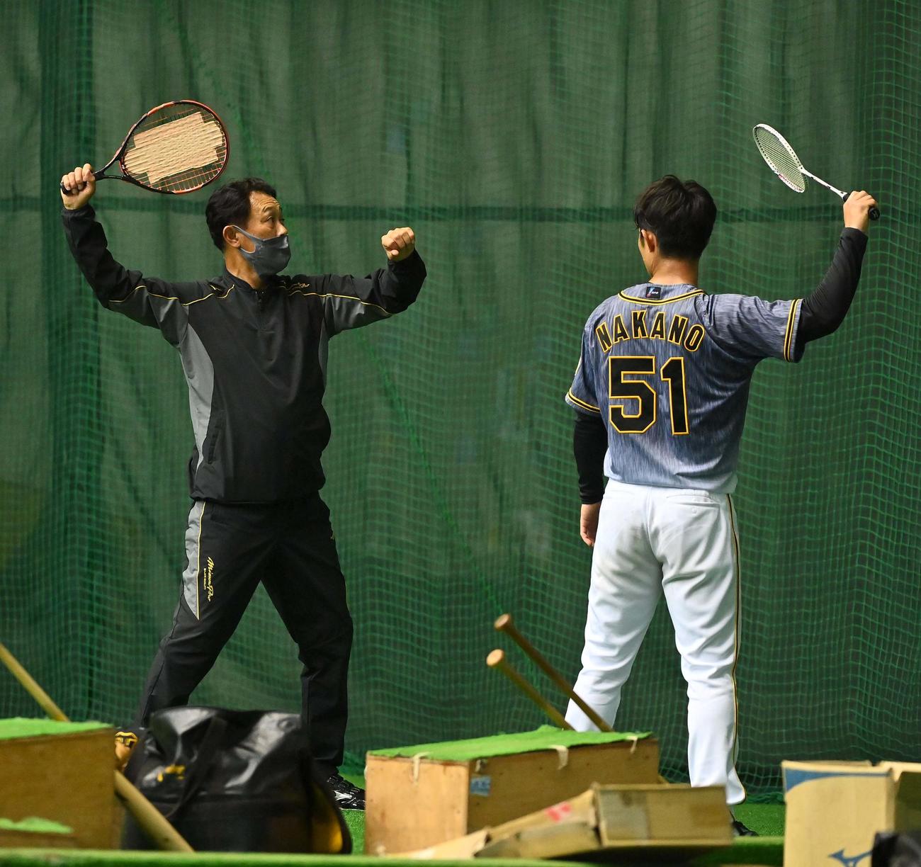 川相臨時コーチ（左）からラケットを使った指導を受ける中野（撮影・上田博志）
