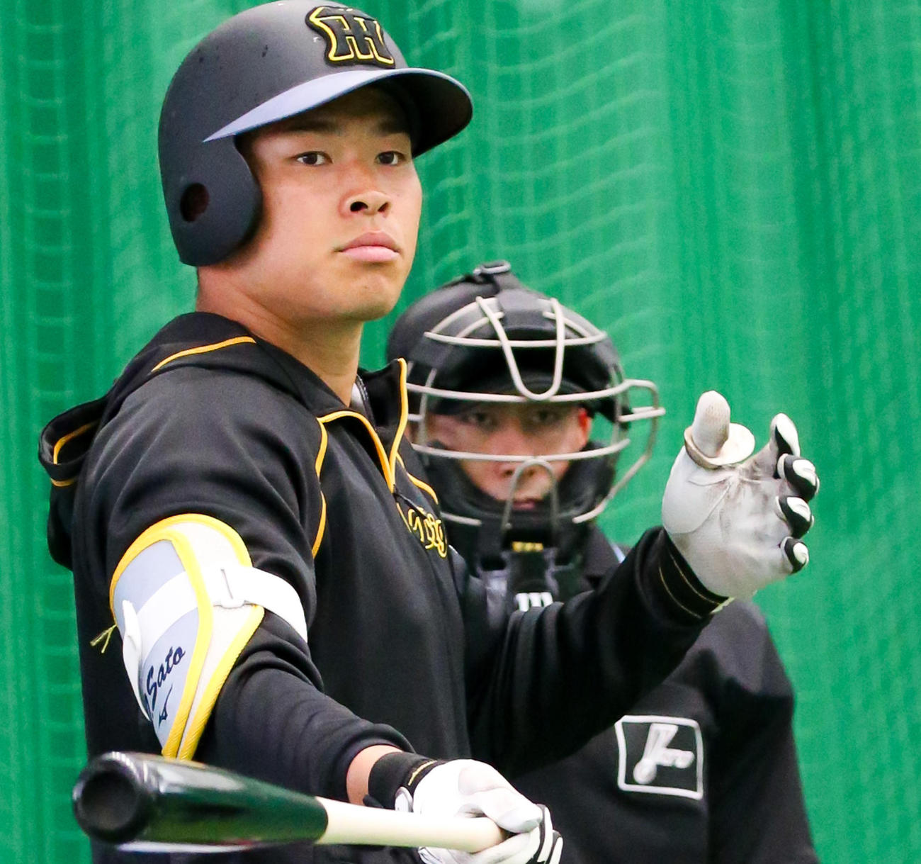 ブルペンの打席に立つ佐藤輝（撮影・上山淳一）