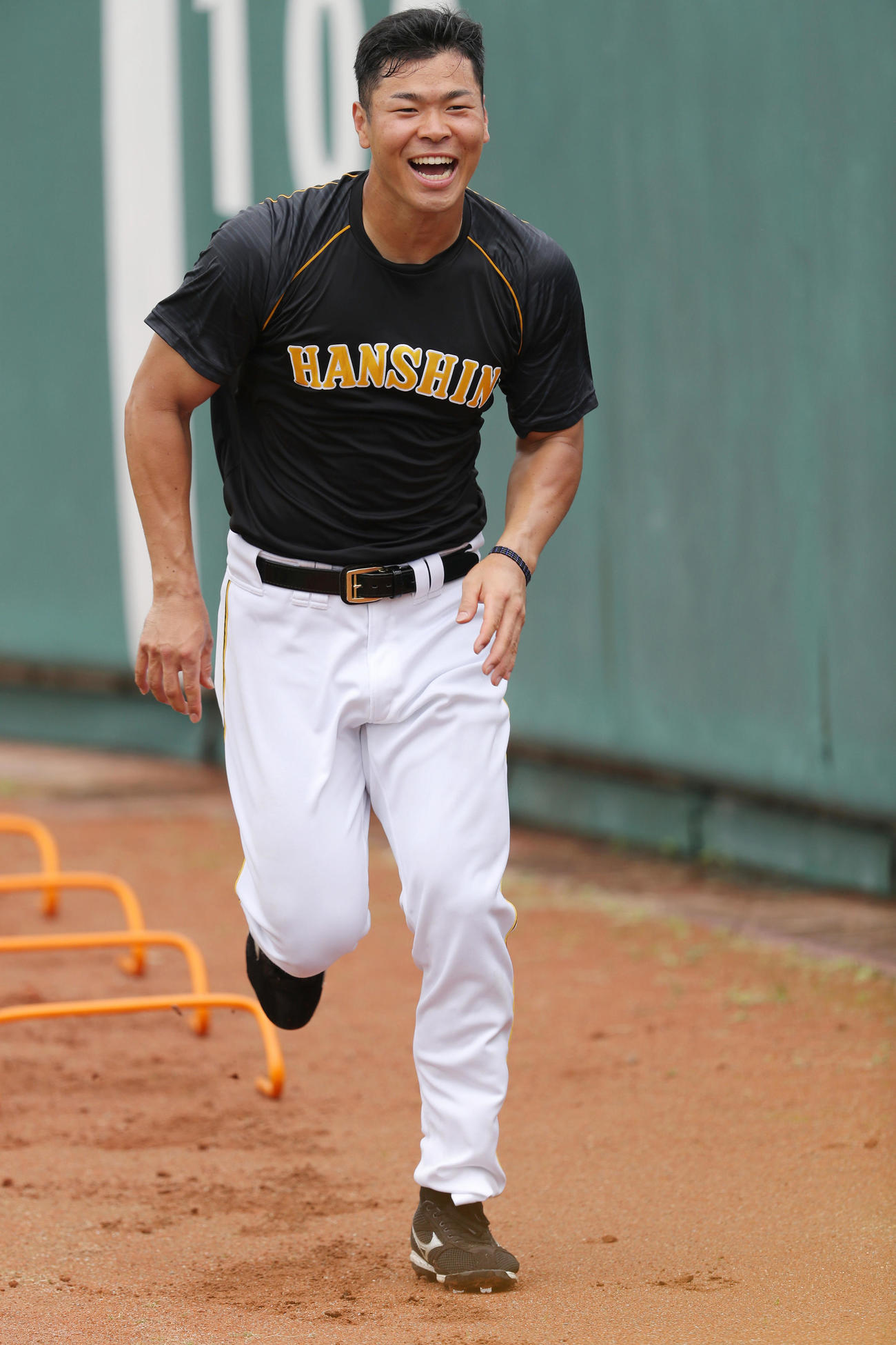 広島対阪神　試合前練習で笑顔でダッシュする阪神佐藤輝（撮影・前田充）