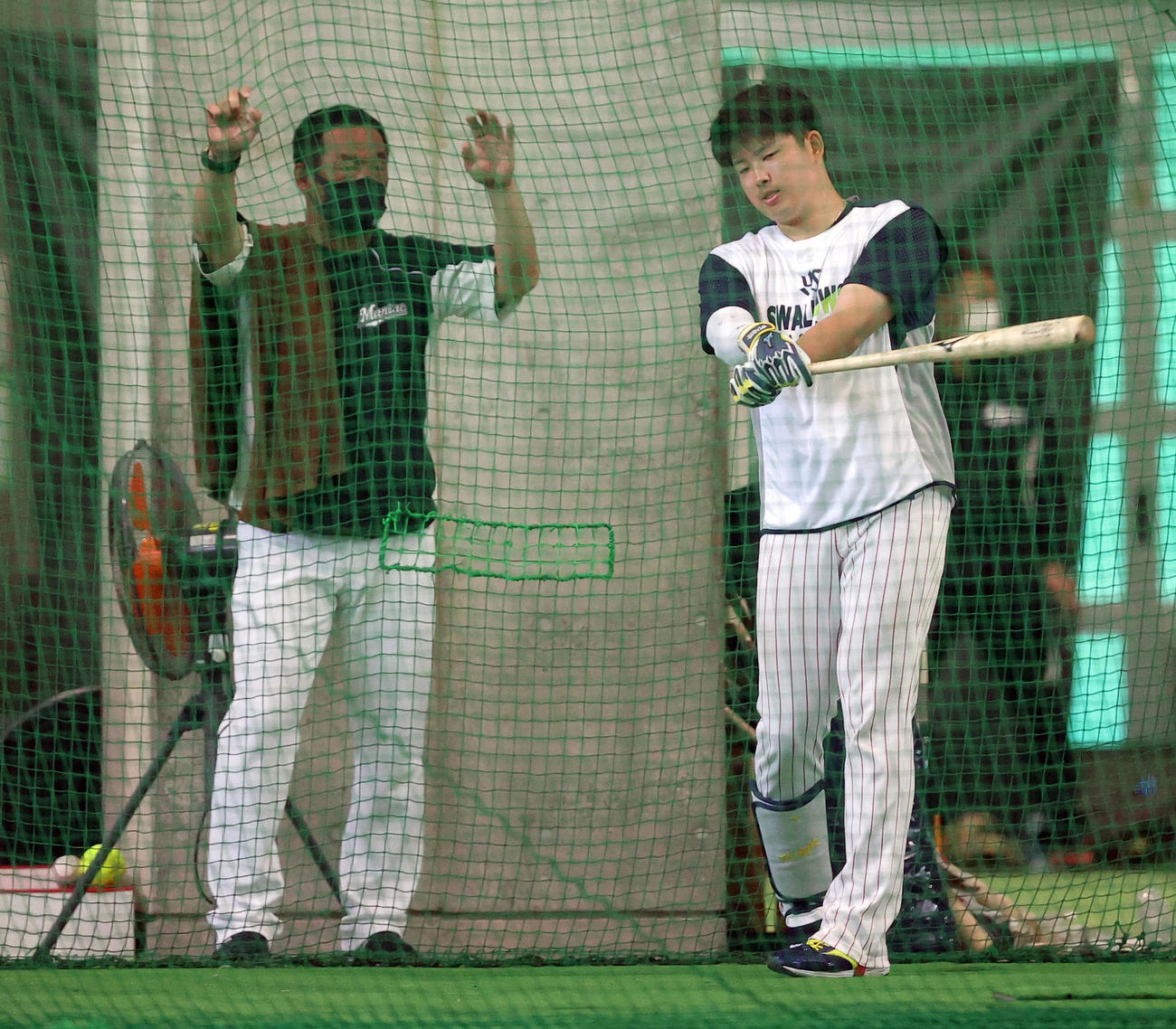 ヤクルト対ロッテ　練習試合が雨天中止となりヤクルト村上（右）は打撃練習の合間にロッテ松中臨時コーチと言葉を交わす（撮影・垰建太）