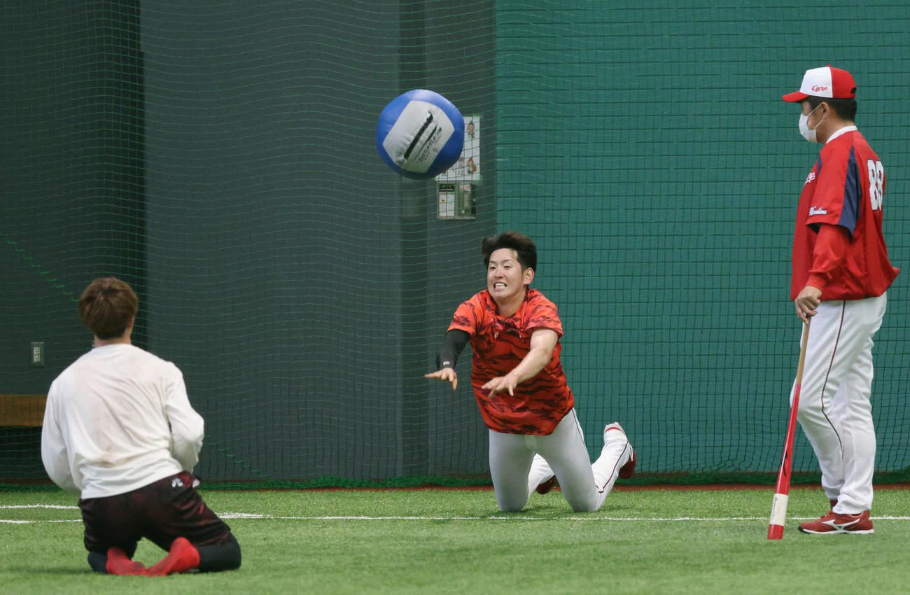 プロ野球広島沖縄キャンプ　メディシンボールを投げる遠藤（中央）。左は森下。右は佐々岡監督（撮影・加藤孝規）