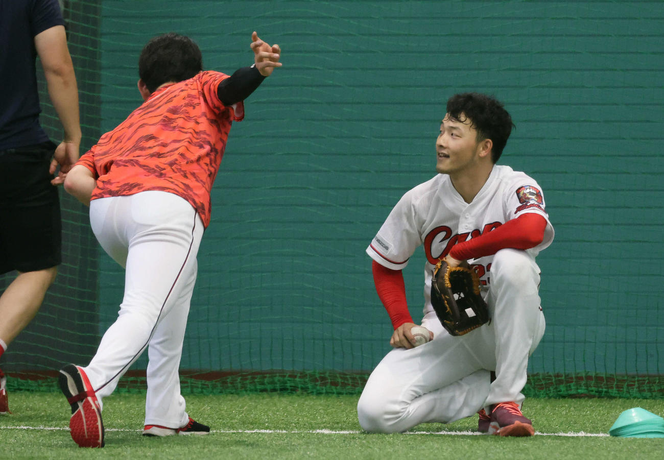 プロ野球広島沖縄キャンプ　薮田（右）と遠藤（左）（撮影・加藤孝規）