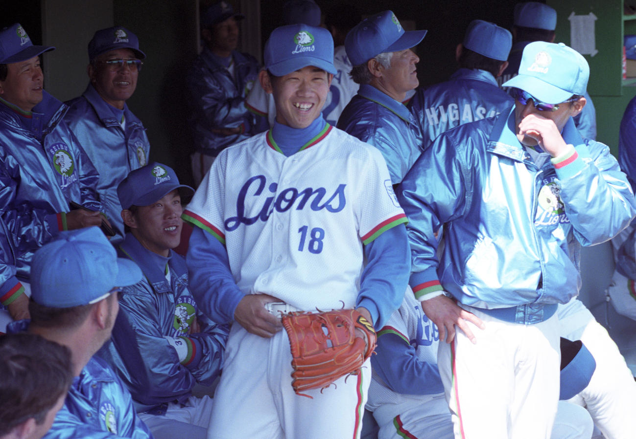 99年2月28日、阪神とのオープン戦で3三振を奪いベンチで笑顔の西武松坂