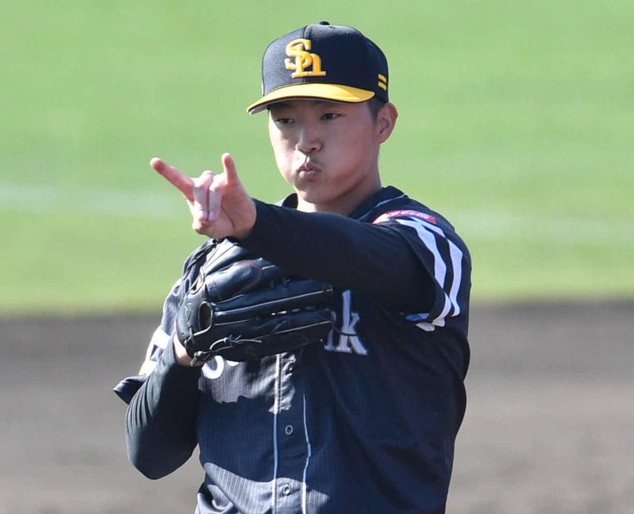 紅白戦　4回裏白組1死、長谷川を二ゴロに抑え、指で2をつくる川原（撮影・岩下翔太）
