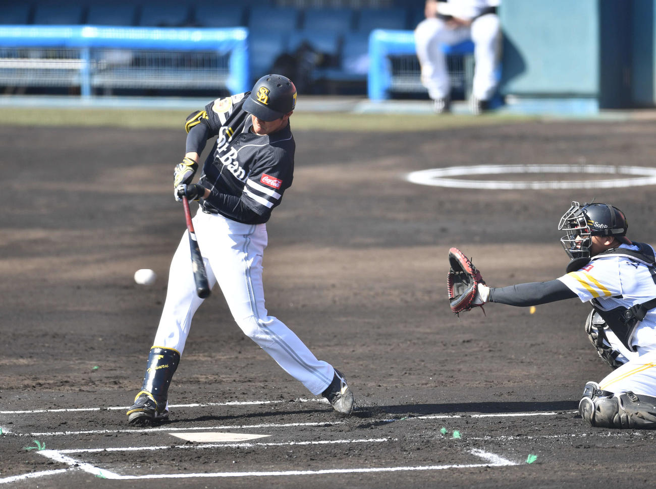 紅白戦　1回表紅組1死三塁、柳町は先制の中前適時打を放つ（撮影・岩下翔太）