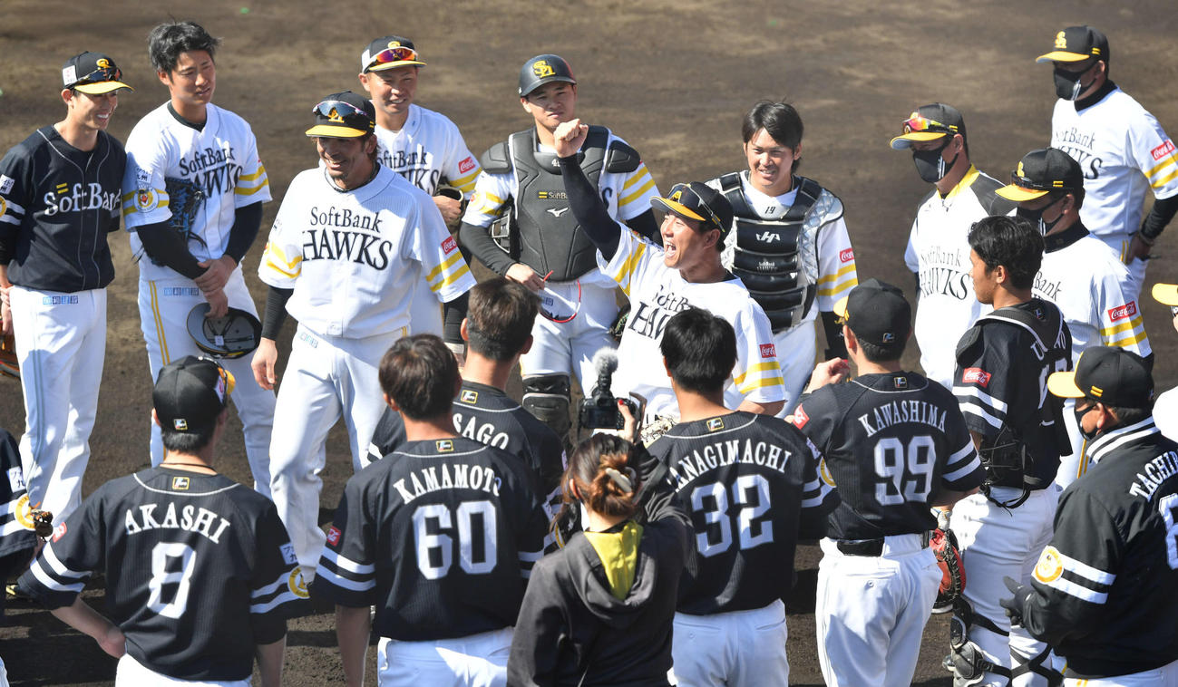 紅白戦　開始前、佐藤直樹（中央）は声出しでナインを盛り上げる（撮影・岩下翔太）