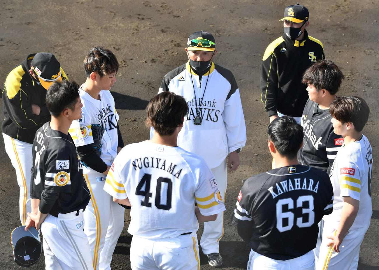 紅白戦を終え、森山コーチ（中央）は投手陣を集めて試合内容を振り返る（撮影・岩下翔太）