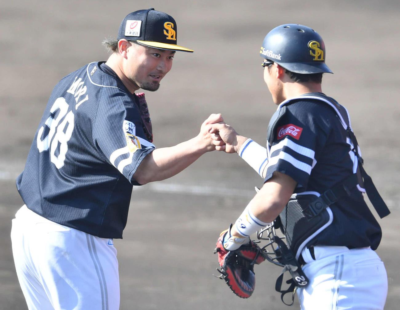 紅白戦　3回裏、紅組2番手で登板した森（左）は三者凡退に抑え、海野とグータッチ（撮影・岩下翔太）