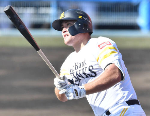 紅白戦　2回裏白組1死、リチャードは勝ち越しの左越え本塁打を放つ（撮影・岩下翔太）