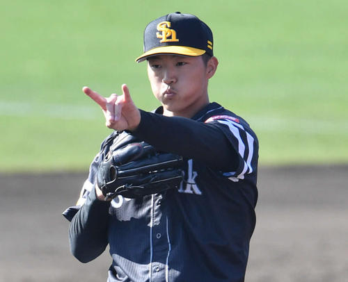 紅白戦　4回裏白組1死、長谷川を二ゴロに抑え、指で2をつくる川原（撮影・岩下翔太）