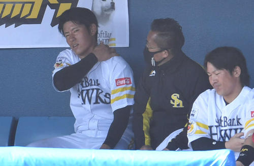 紅白戦　5回表の守備で外野フェンスに衝突し、ベンチで左肩を気にする上林（撮影・岩下翔太）