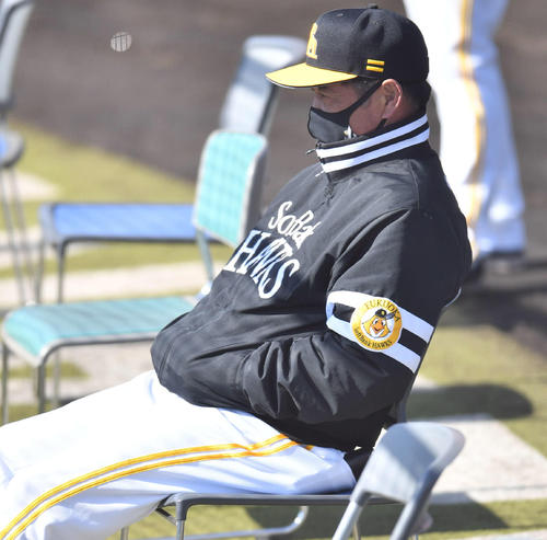 紅白戦を見つめる工藤監督（撮影・岩下翔太）
