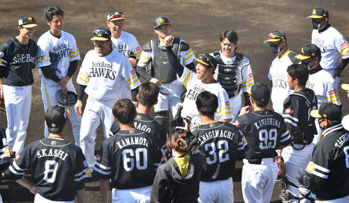 紅白戦　開始前、佐藤直樹（中央）は声出しでナインを盛り上げる（撮影・岩下翔太）