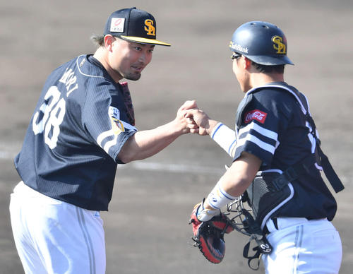 紅白戦　3回裏、紅組2番手で登板した森（左）は三者凡退に抑え、海野とグータッチ（撮影・岩下翔太）