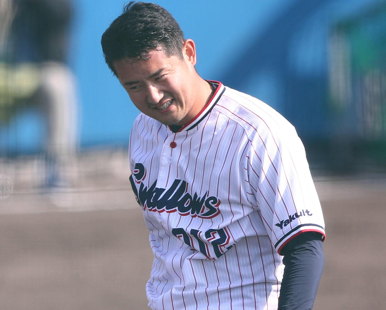 ヤクルト紅白戦　4回裏白組2死、中山を三振で抑え4－1で紅組が勝利し、笑みを浮かべる白組の近藤（撮影・河田真司）