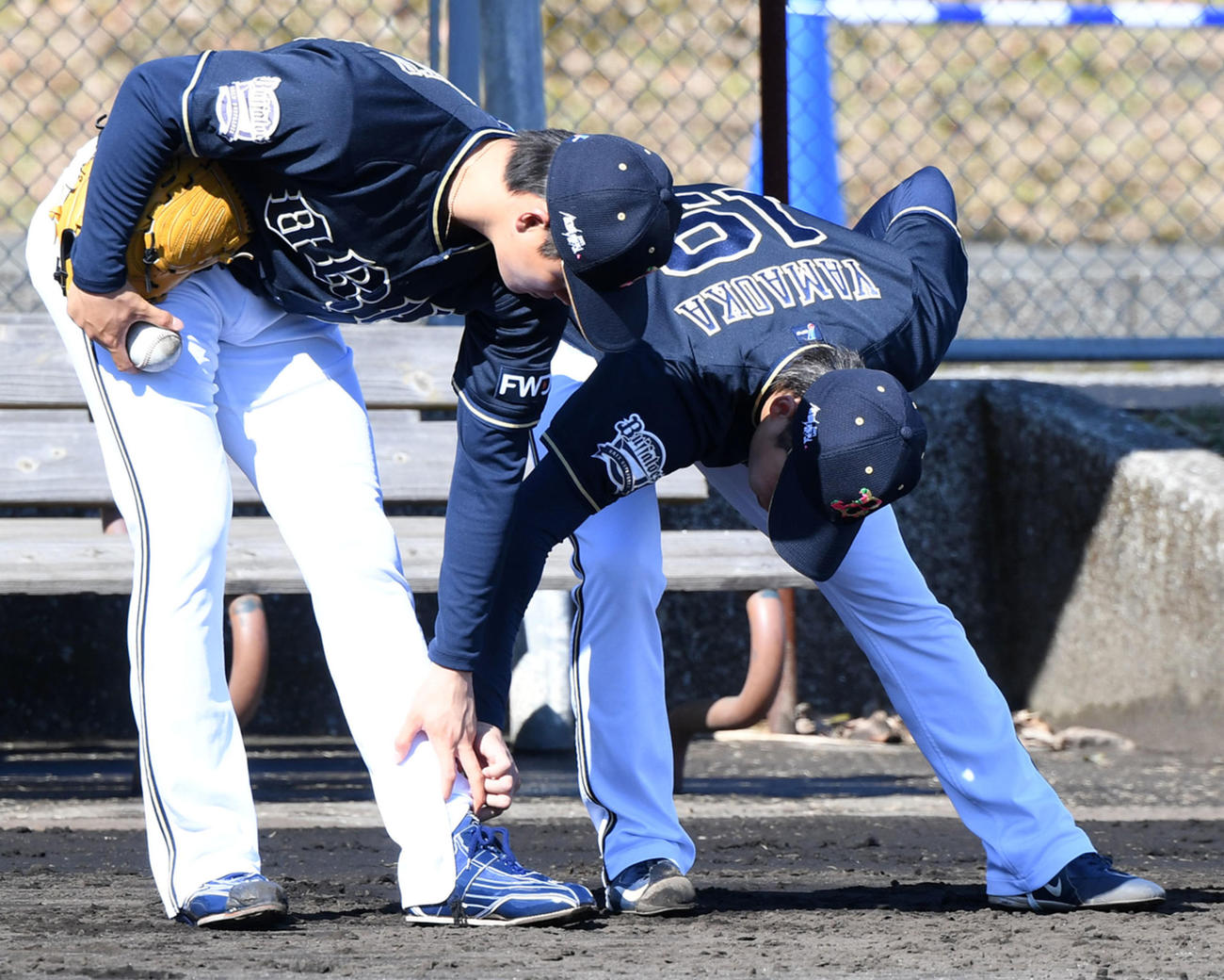 山岡（右）に足元を見てもらうオリックス山本（撮影・前岡正明）