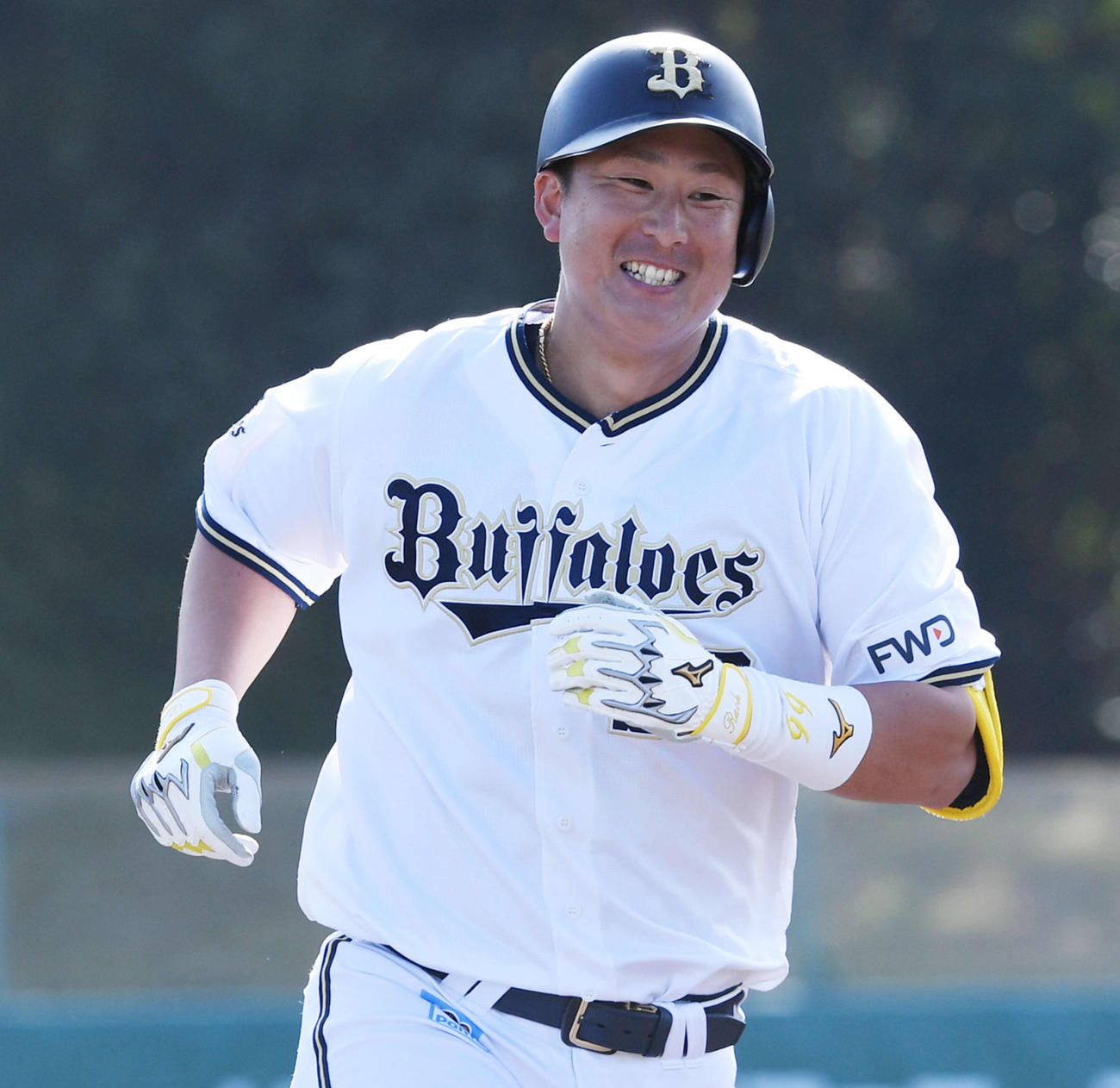 紅白戦　5回裏白組1死二、三塁、杉本は左越え3点本塁打を放ち笑顔を見せる（撮影・前岡正明）