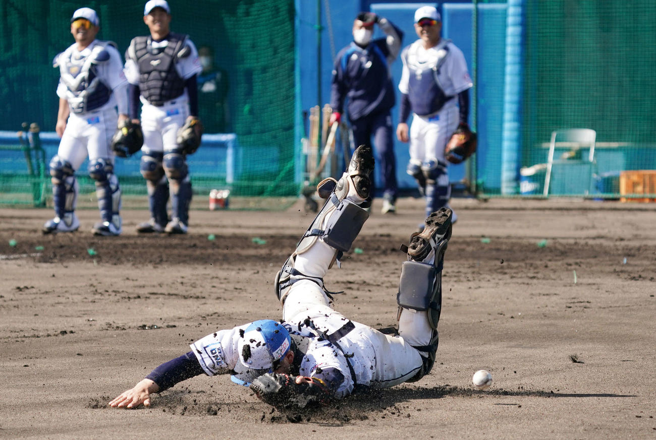 シートノックで飛び込むもボールを取り損ねる西武中熊（撮影・滝沢徹郎）