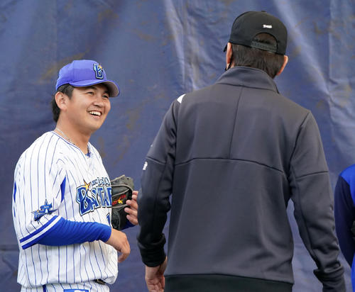 DeNA2軍対沖縄電力　DeNA三浦監督（右）と会話を交わす山崎（撮影・横山健太）