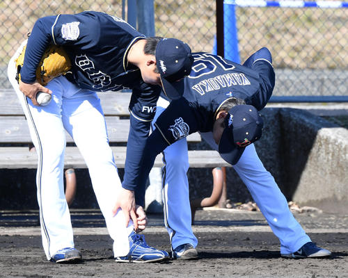 山岡（右）に足元を見てもらうオリックス山本（撮影・前岡正明）