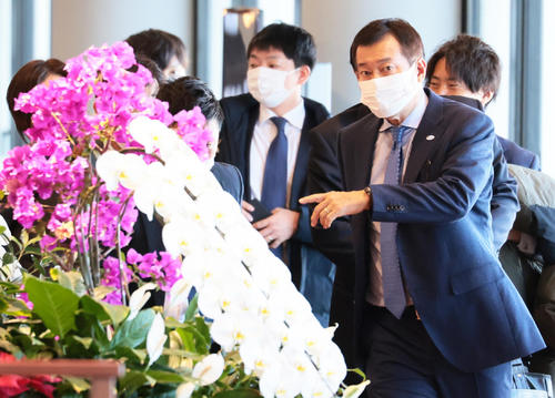 宮崎から2次キャンプ地の沖縄・那覇へと移動する巨人原監督（撮影・足立雅史）