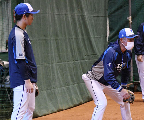 早出の特守で西武辻監督（右）から指導される川野（撮影・滝沢徹郎）