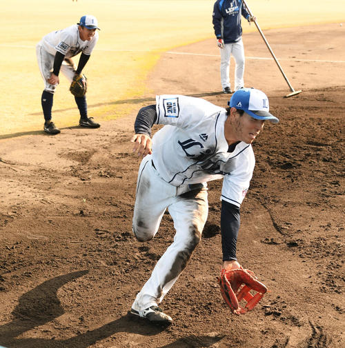泥まみれになりながら特守で汗を流す西武山野辺（手前）（撮影・滝沢徹郎）