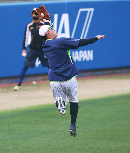 強風で伸びる球を華麗にキャッチするヤクルト青木（撮影・河田真司）