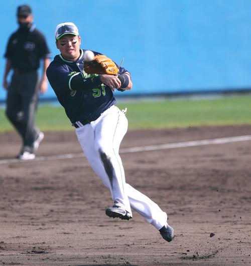 紅白戦　5回裏白組1死、山崎の放った三ゴロをジャンピングスローで一塁に送球する村上（撮影・河田真司）