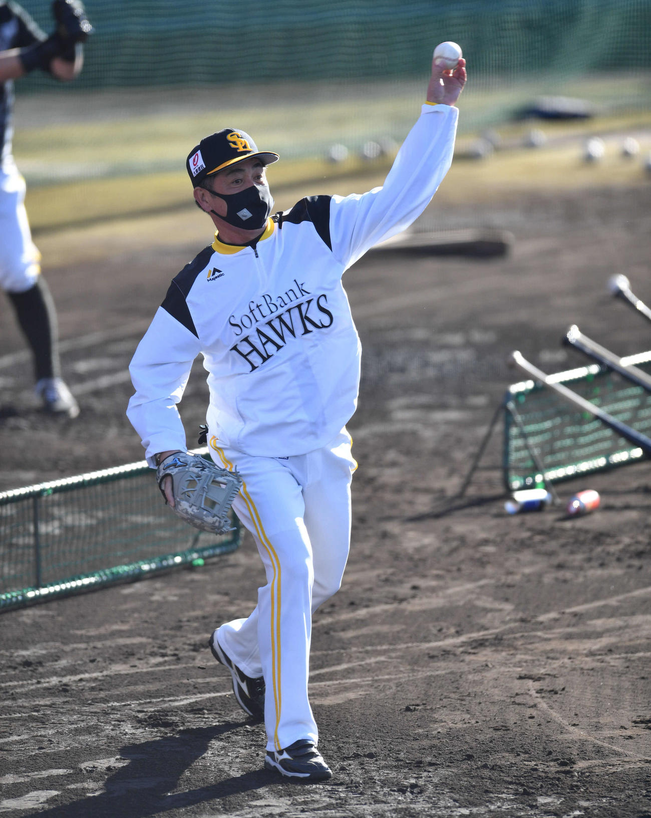 アーリーワークでキャッチボールを行う工藤監督（撮影・岩下翔太）