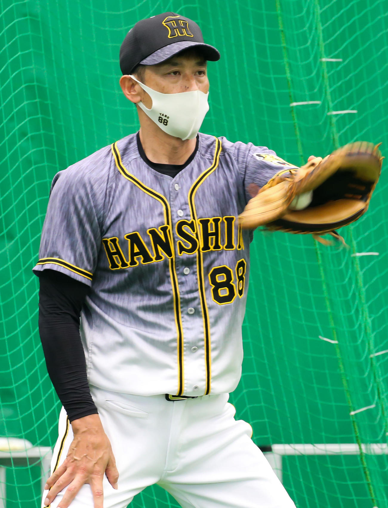 ブルペンで藤浪の投球を受ける矢野監督（2021年2月14日撮影）