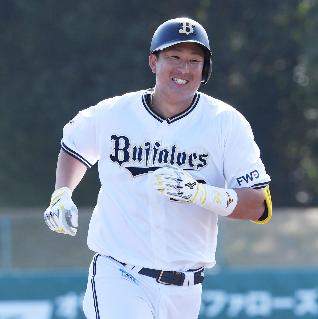 オリックス紅白戦　5回裏白組1死二、三塁、杉本は左越え3点本塁打を放ち笑顔を見せる（撮影・前岡正明）