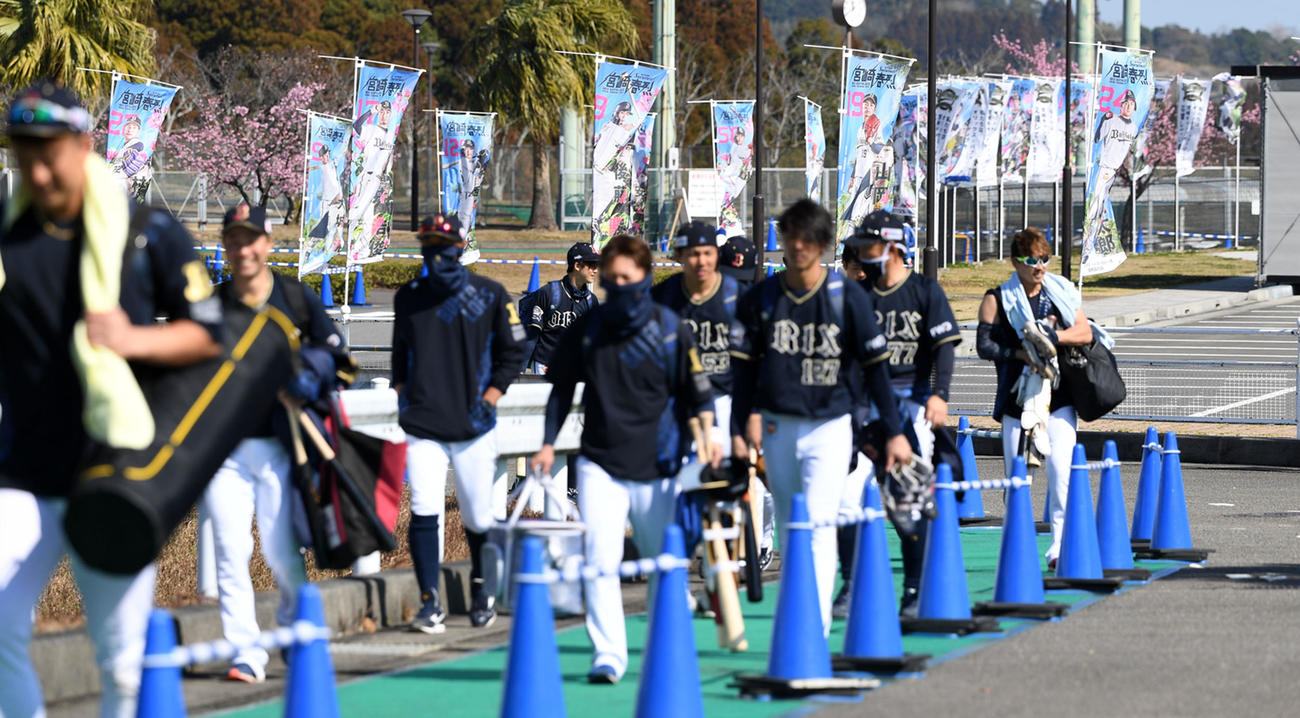 強風で旗がなびく中、移動するオリックスナイン（撮影・前岡正明）