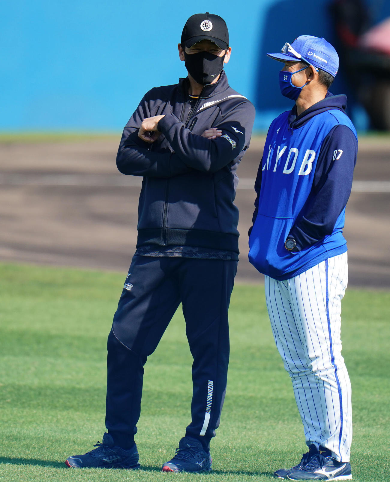 DeNA2軍対沖縄電力　DeNA三浦監督（右）と会話を交わす仁志2軍監督（撮影・横山健太）