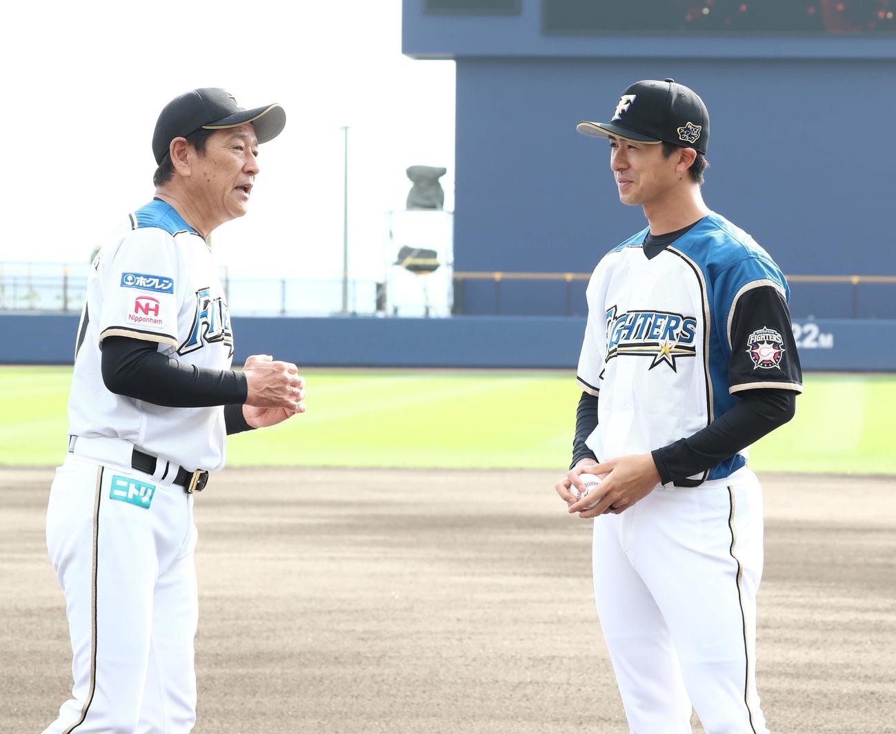 開幕投手に指名され栗山監督と話す上沢（撮影・黒川智章）　　