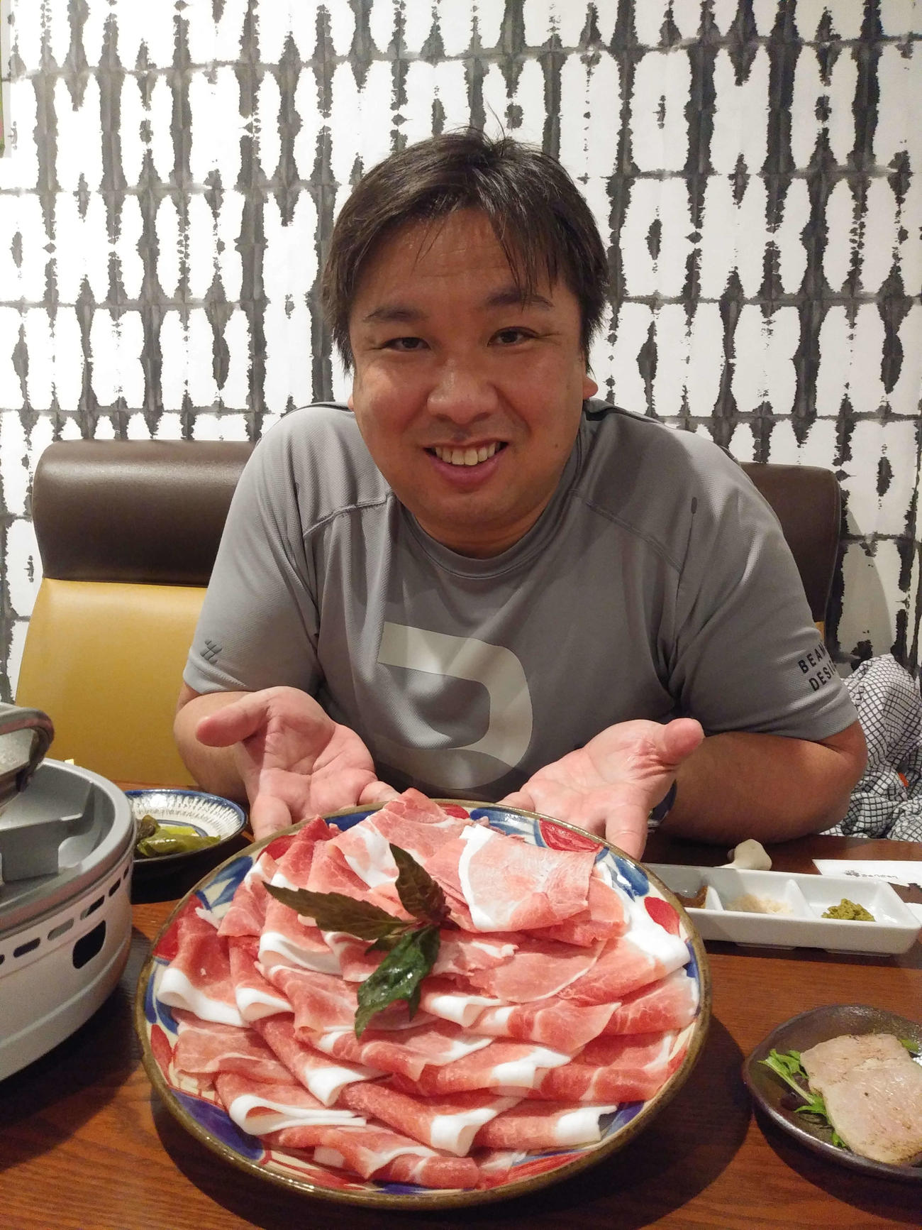 那覇では待望の「金武アグーしゃぶしゃぶ金武　本店」です。やっとネクタイ外して午後のひとときをアグーと地元の野菜で楽しみました