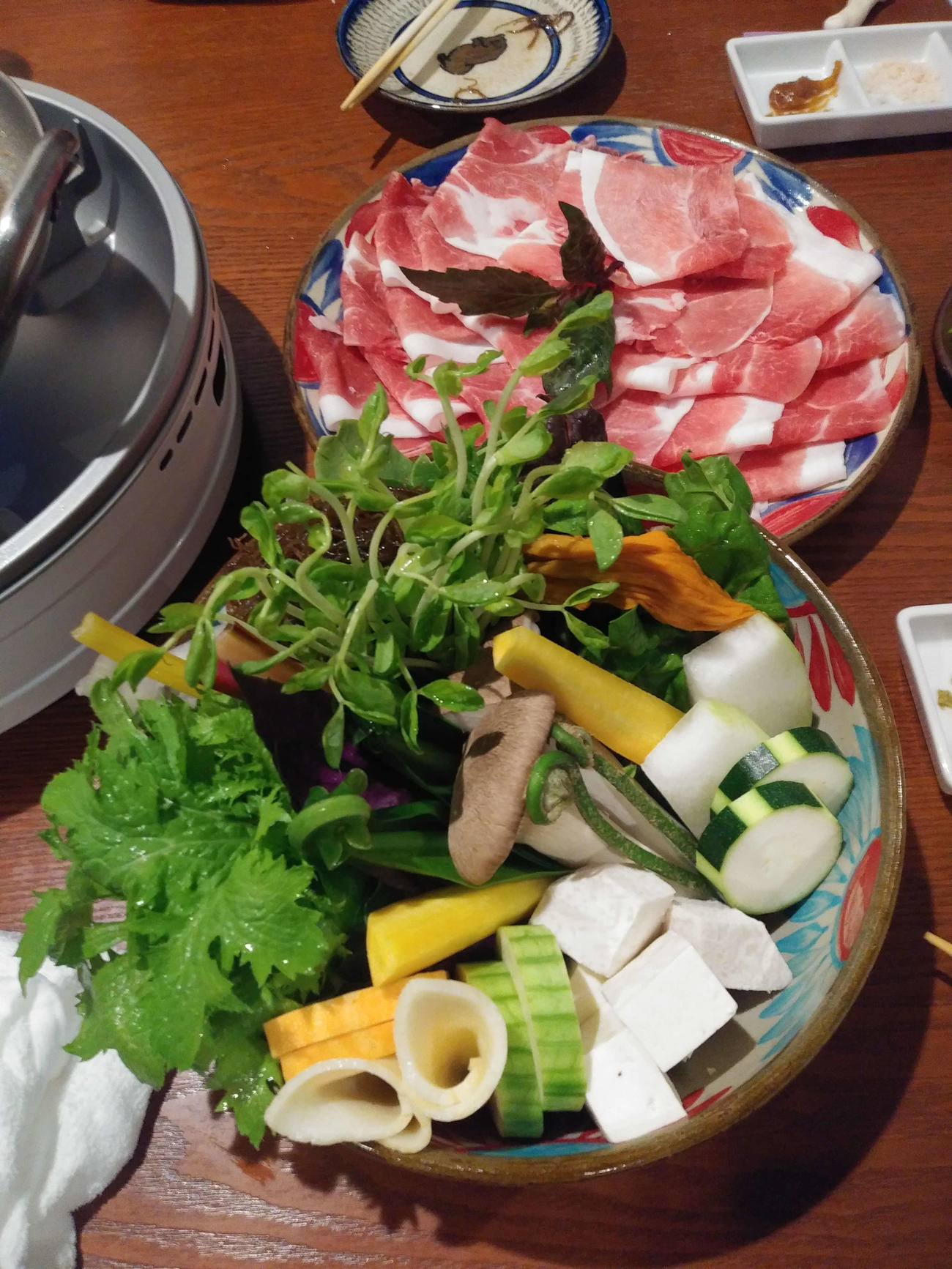 この地元野菜が抜群にうまい。この野菜とアグーでしゃぶしゃぶをするうちに、だしに野菜と肉のうま味が溶け出し、最後はスープだけを堪能して完食した