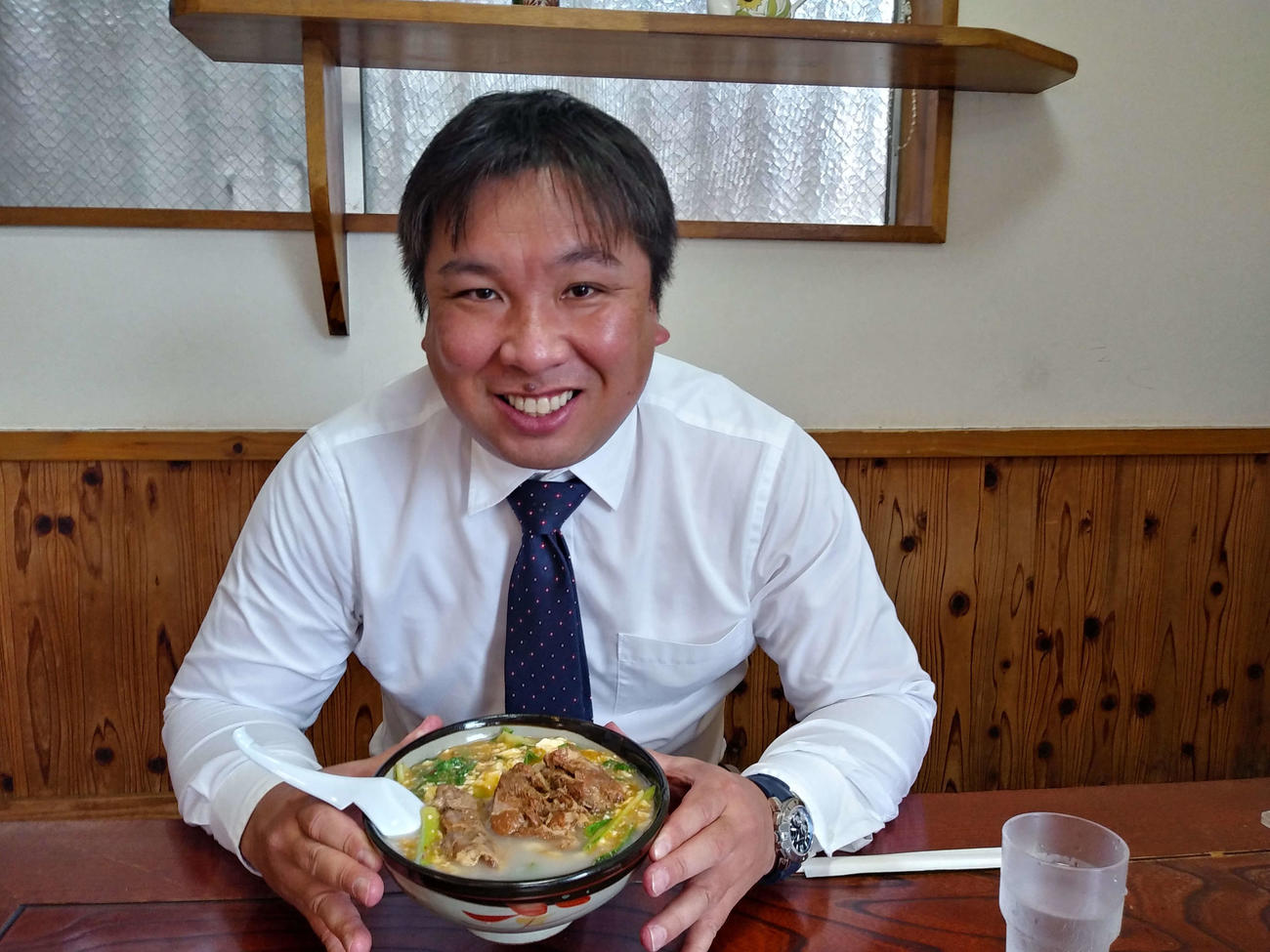 浦添市の「てだこ」は里崎氏が年いちで必ず訪れるキャンプ取材のスタミナ源。トーフそばマーボ風（大）にソーキ（軟骨）乗せの定番を前に思わずニンマリ