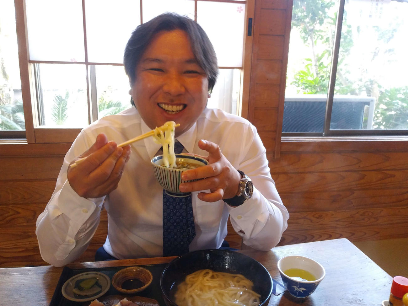 巨人の往年の名プレーヤーも愛した青島の名店「手打ち釜揚げうどん岩見」。うどん大盛りと魚ずしの最強コラボが食欲をそそる
