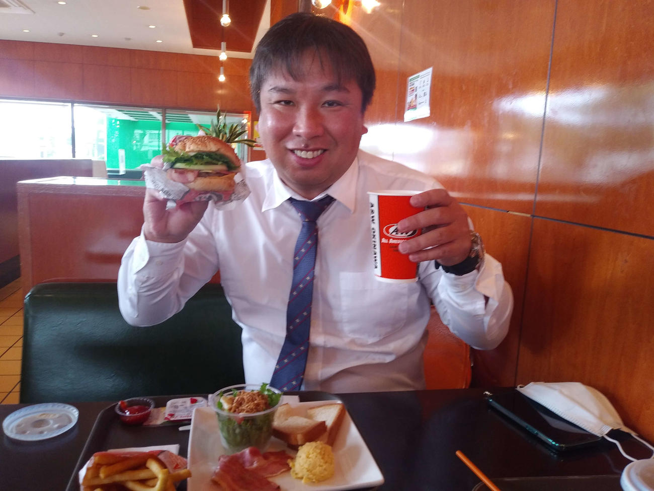 広島キャンプ地近くの「A＆W」でモーニング。左手コップの中身はルートビア。瓶だと地元の雰囲気が漂うが感染予防で紙コップ。ビアと名前はつくがアルコールではなく、子どもも飲める炭酸飲料です