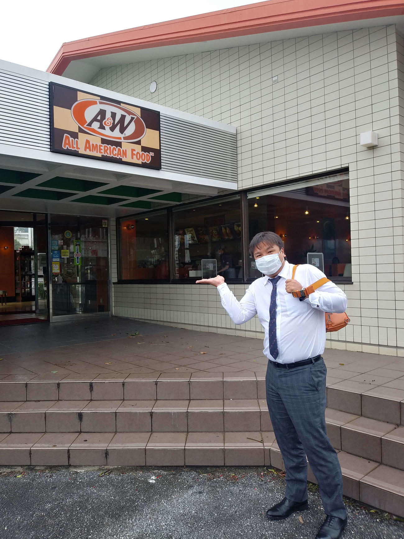 降りだしそうな空だがコザの地元色あふれるファストフード店はお昼過ぎには満員になっていた