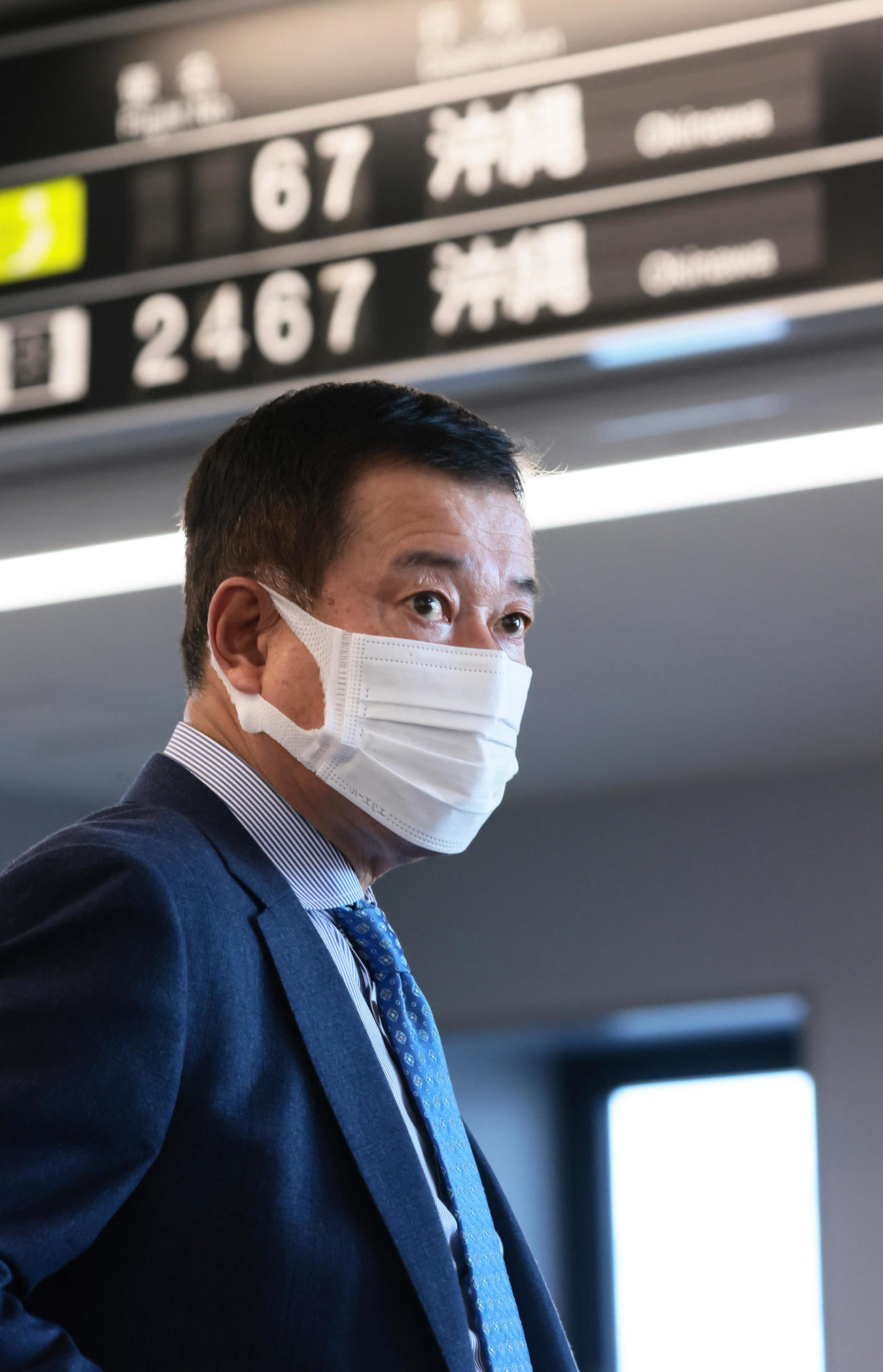 宮崎から2次キャンプ地の沖縄・那覇へと移動する巨人原監督（撮影・足立雅史）