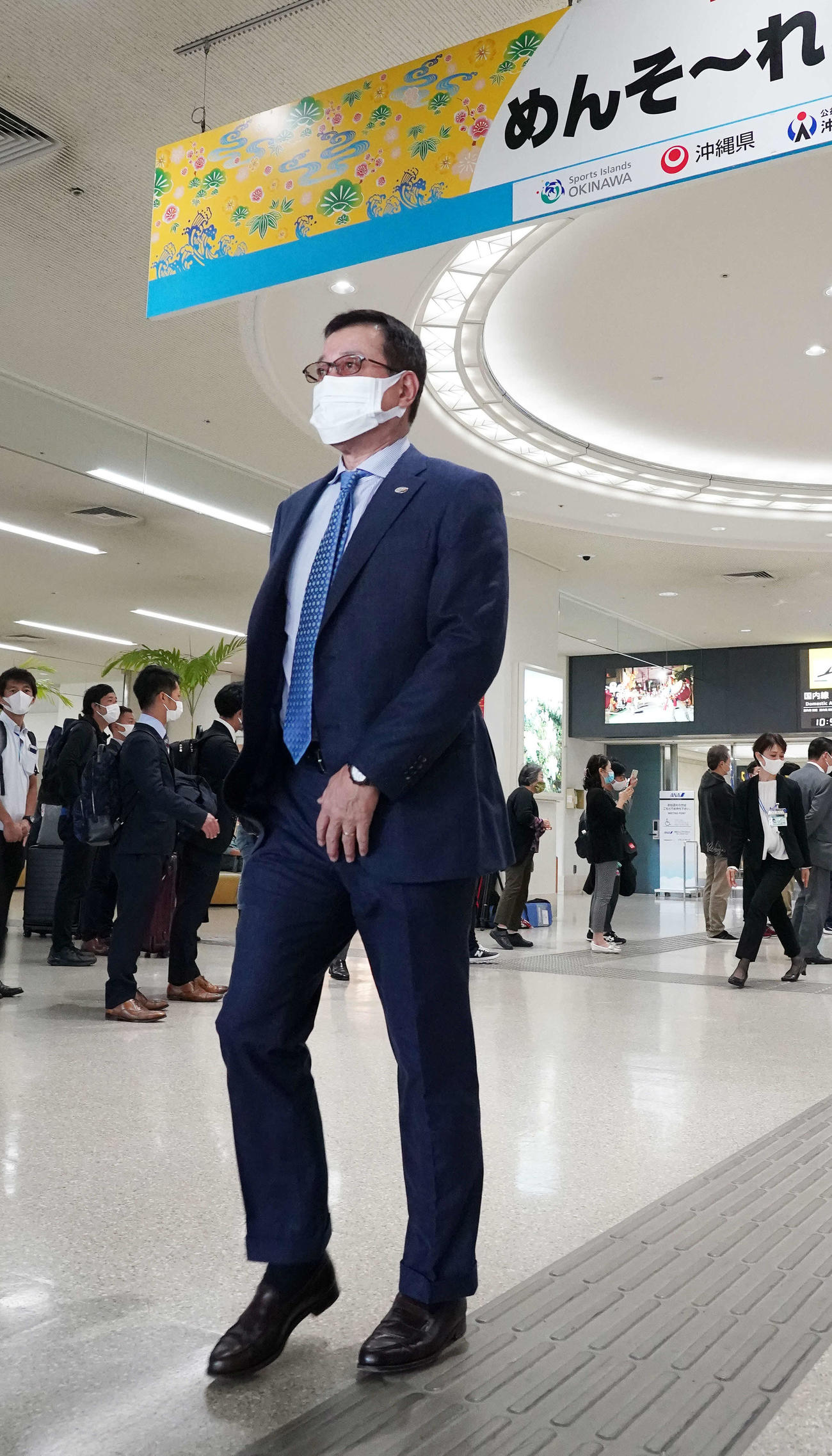 那覇空港に到着した巨人原監督（撮影・江口和貴）